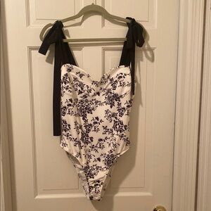 Cider Black and White FLORAL V-NECK KNOTTED BODYSUIT
